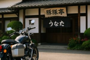 黒いバイクが停まる、和風建築の黒豚ランチ店「豚豚亭」の外観