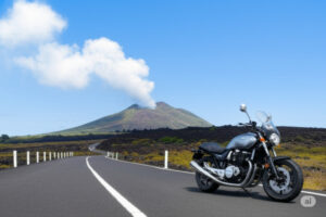 桜島一周道路をバイクで走るイメージ