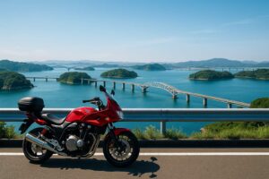 天草の橋と島々を背景に、海沿いの道を走るツーリングバイクの風景