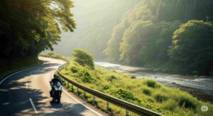 熊本の球磨川沿いの穏やかな風景の中をツーリングするバイク。