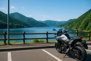 湖畔に停車するソロライダーのツーリングバイクと、都内から2時間圏内の静かな絶景スポット
