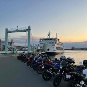 宮崎港に到着するフェリー。バイクが降りる準備をしています。