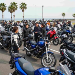 宮崎のバイククラブの集まりで、ライダーたちが談笑している様子。