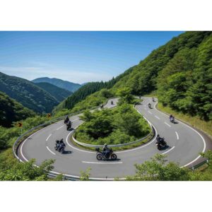 宮崎の山道をバイクで走るライダー。