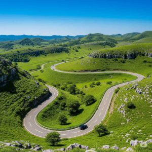 山口県の秋吉台カルストロードや、森林に囲まれた帝釈峡、大山環状道路など、ワインディングを楽しむライダーに人気のルートを示す画像。