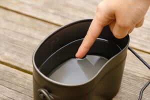 飯盒で水の量を指で測る方法